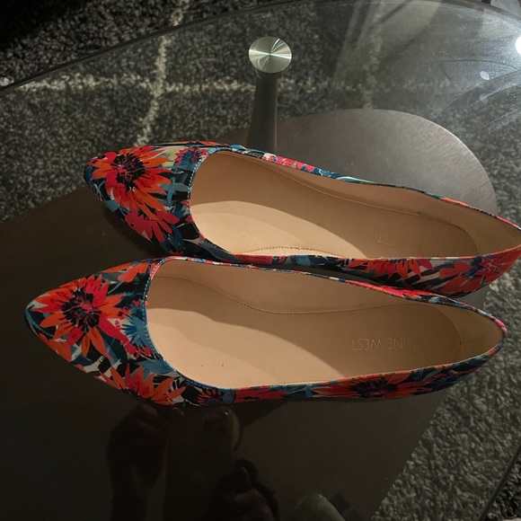 Nine West Flower Detail Flat. - Picture 4 of 6